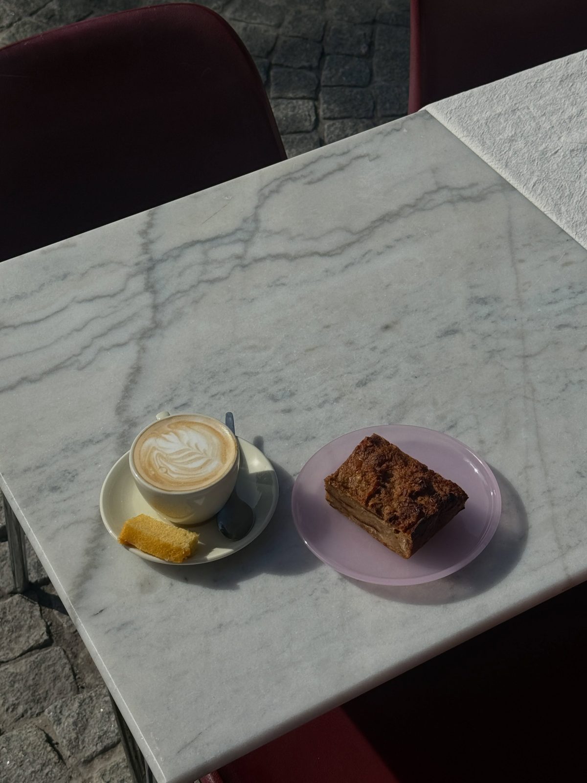 Broodpudding met koffie